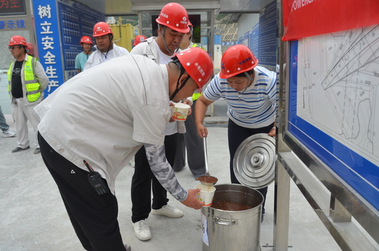 送清涼。彭書園 攝 (2).JPG