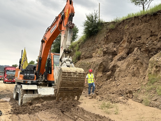 搶險(xiǎn)現(xiàn)場(chǎng)圖 攝影:郭有為 (1).jpg